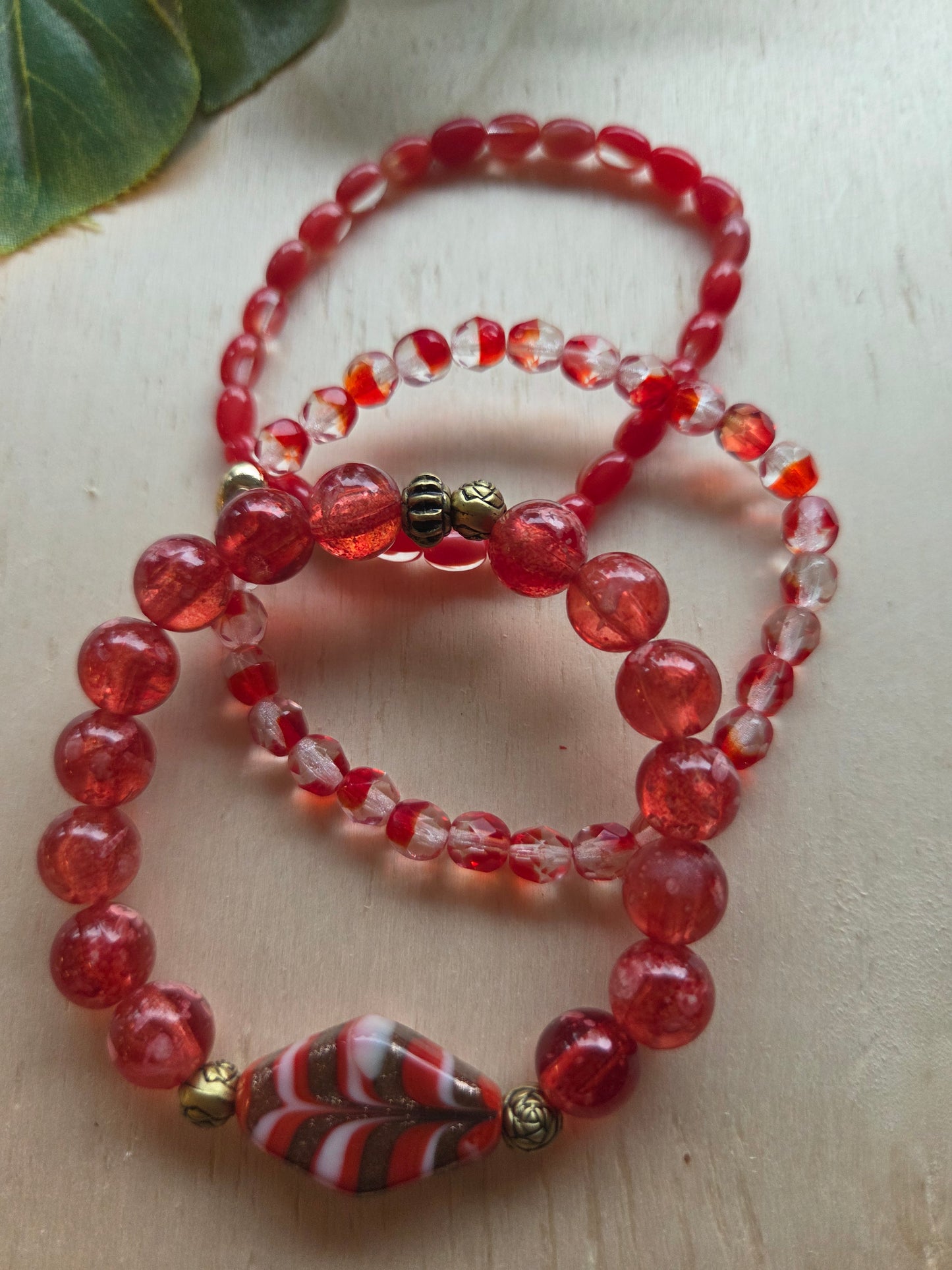 Armbänder 3er Set Perlen Rot mit schönem Stein