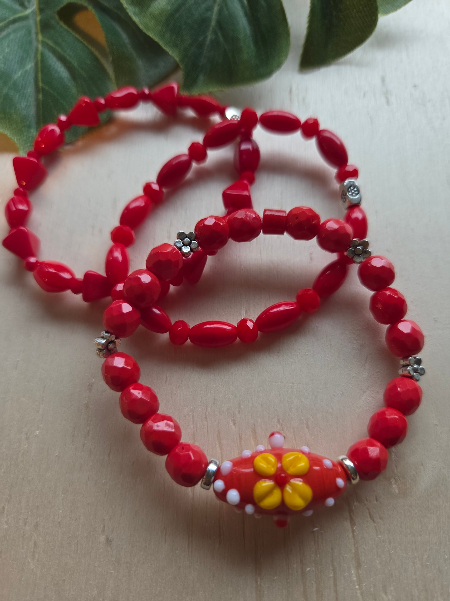 Armbänder 3er Set Perlen Rot mit Blüte