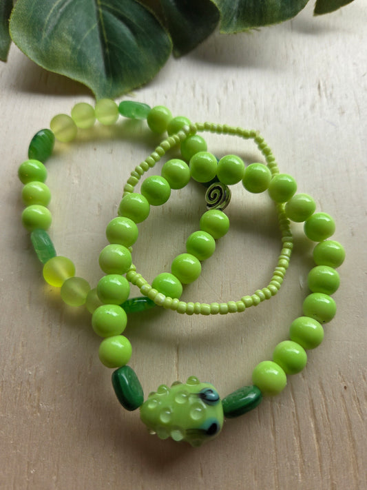 Armbänder 3er Set Lindgrün mit Blüten Perlen