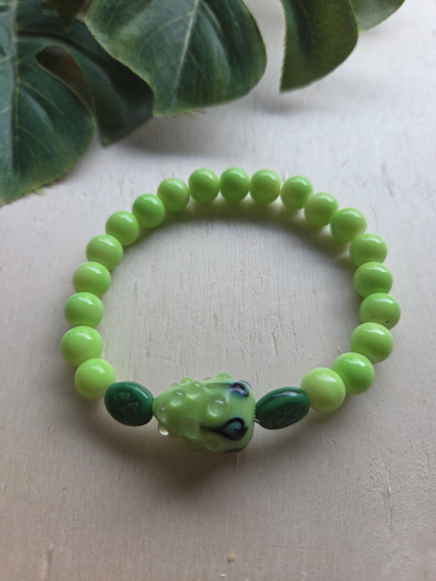 Armbänder 3er Set Lindgrün mit Blüten Perlen