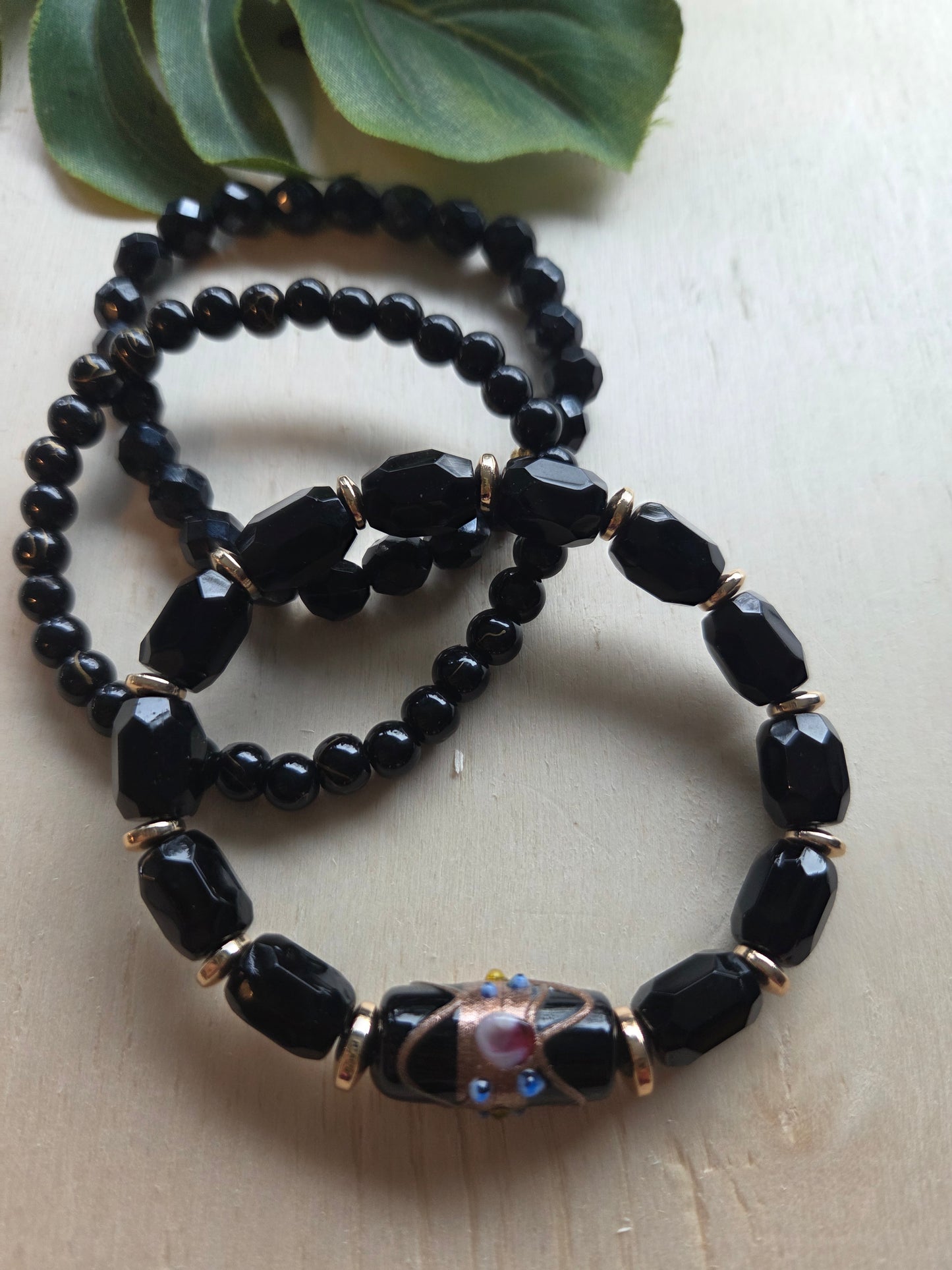 Armbänder 3er Set schwarz mit Blüten Perlen
