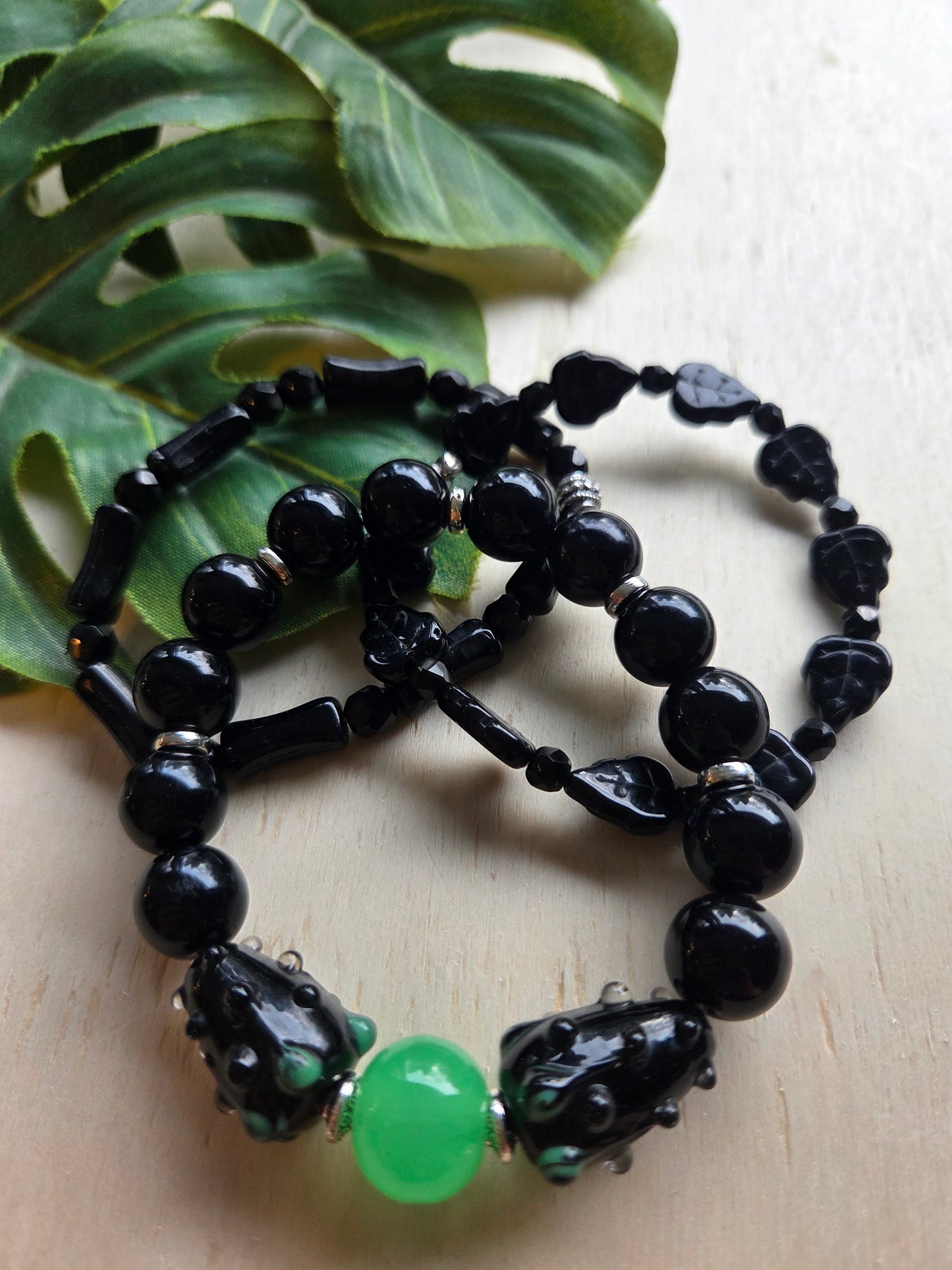 Armbänder 3 er Set schwarz mit Blüten Perlen