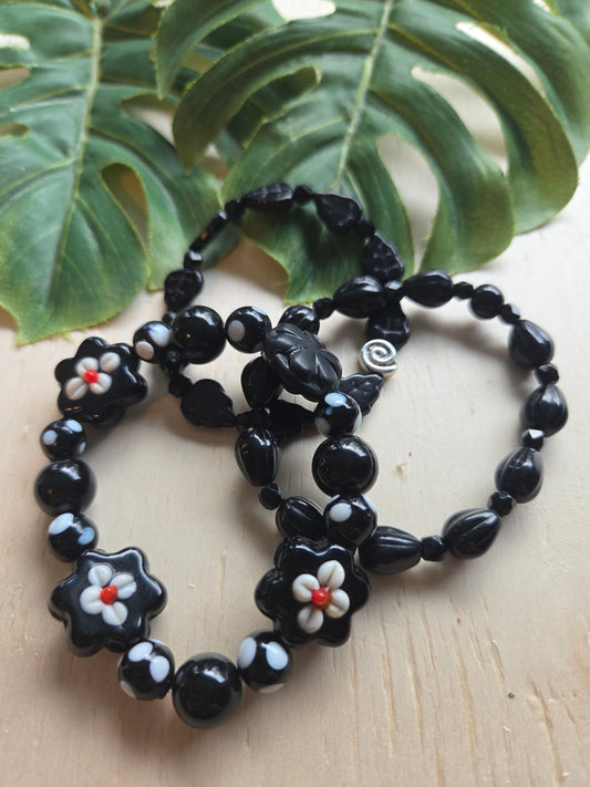 Armbänder 3 er Set schwarz mit Blütenperlen