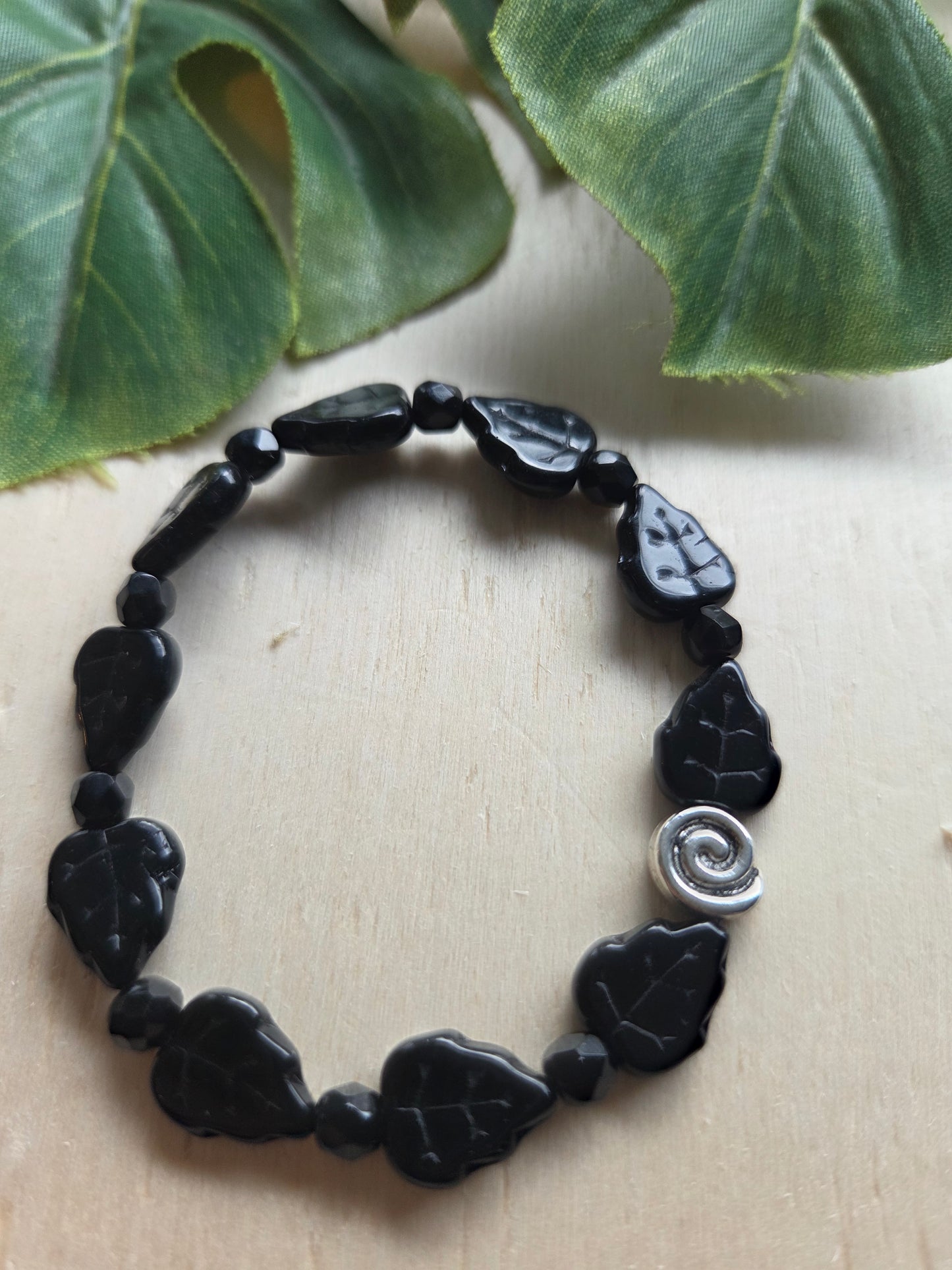 Armbänder 3 er Set schwarz mit Blütenperlen