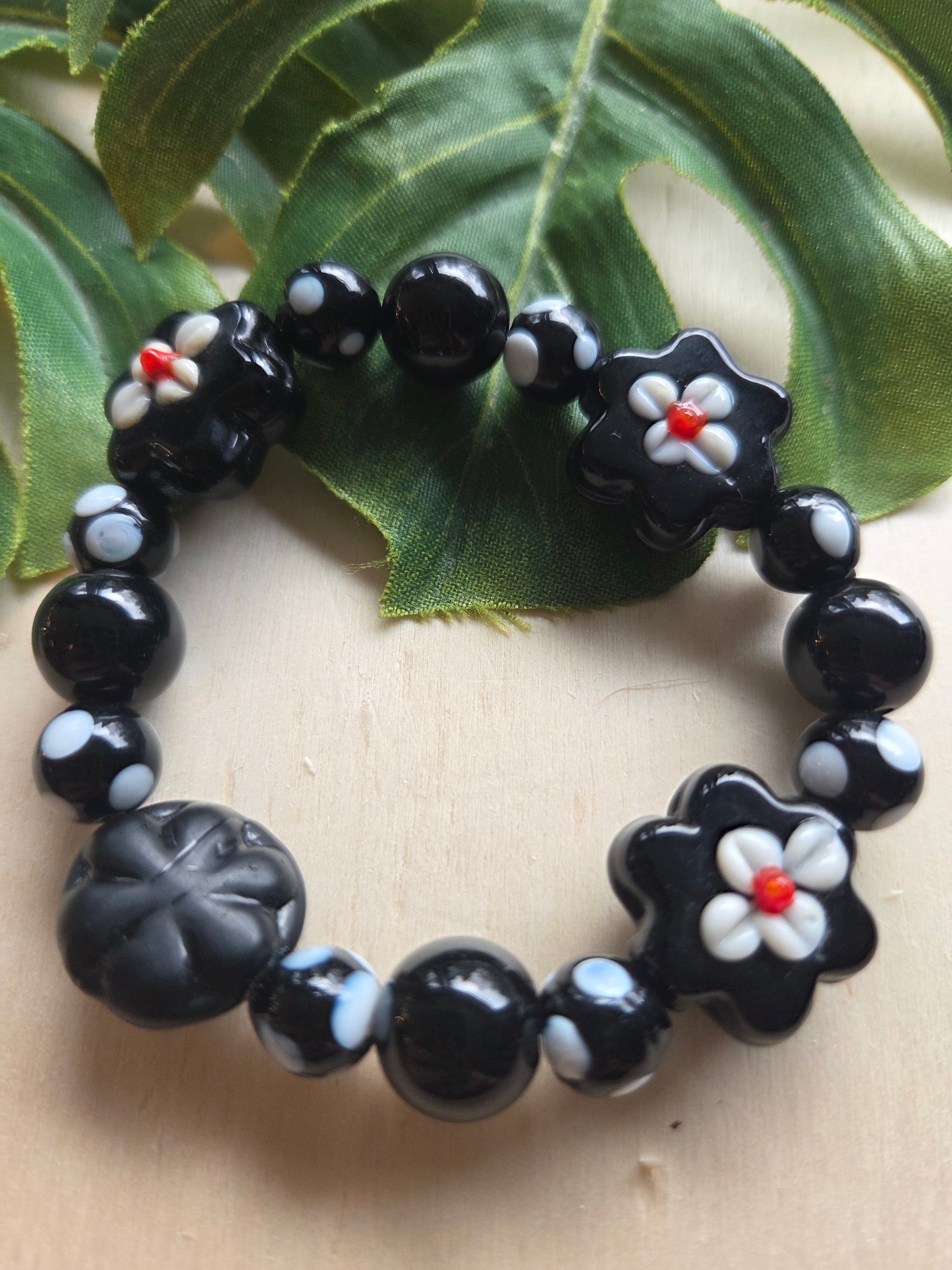 Armbänder 3 er Set schwarz mit Blütenperlen