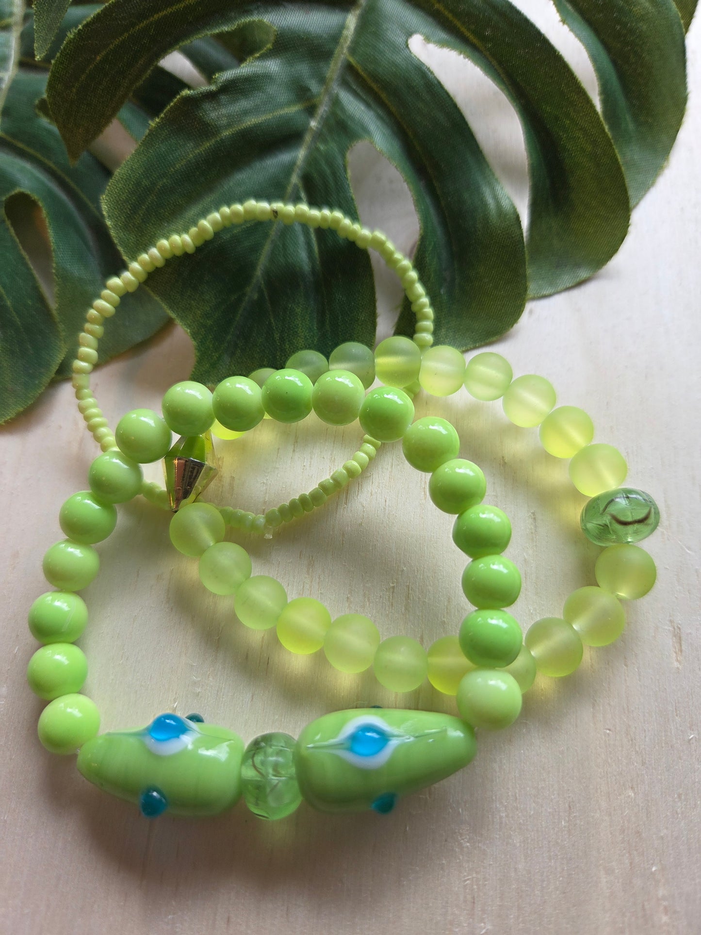 Armbänder 3er Set Grün mit Blüten Perlen