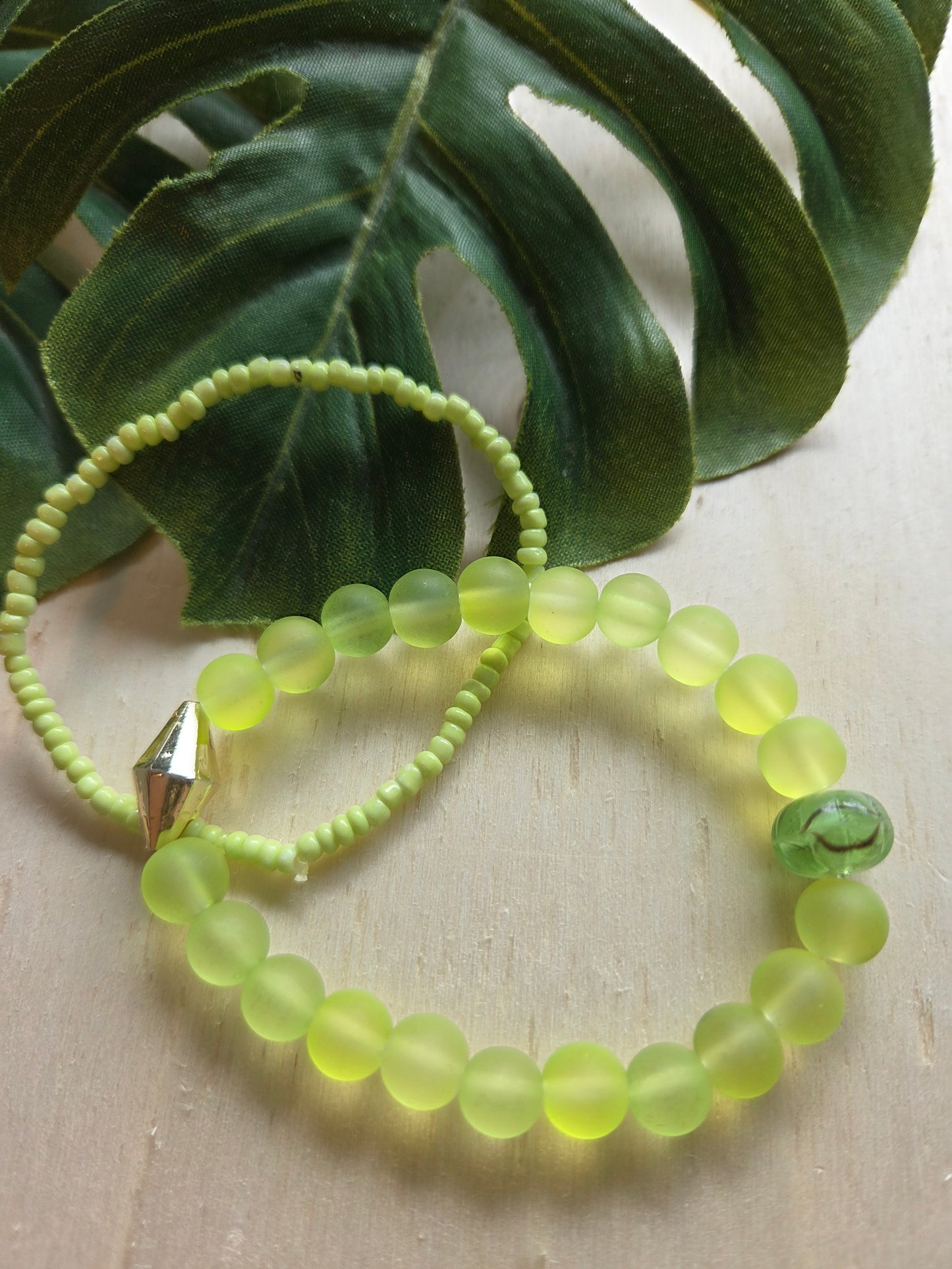 Armbänder 3er Set Grün mit Blüten Perlen