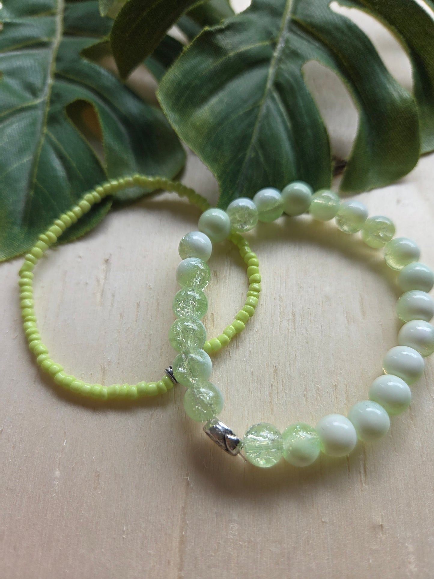 Armbänder 3 er Set grün/weiß mit schöner Perle