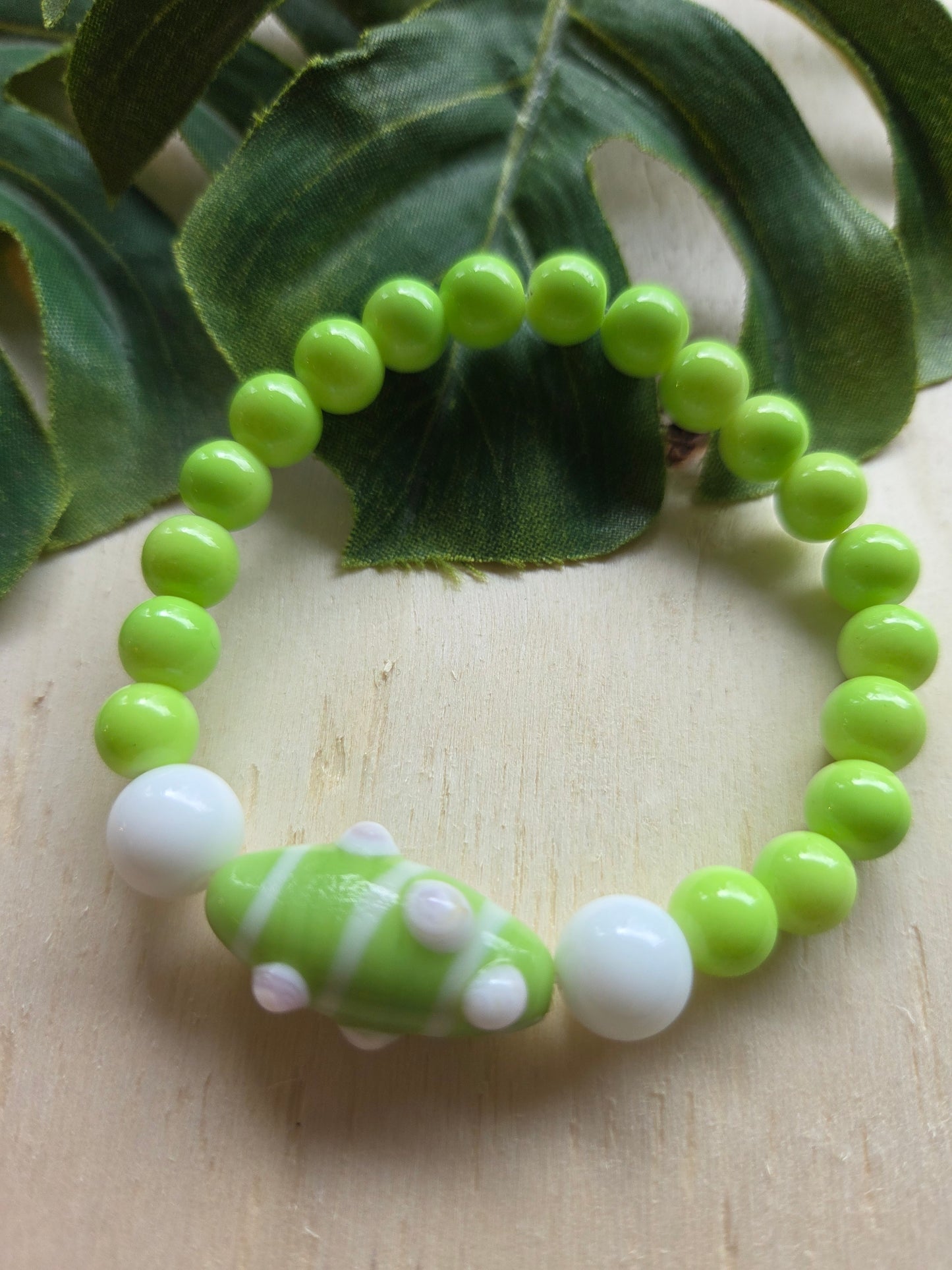 Armbänder 3 er Set grün/weiß mit schöner Perle