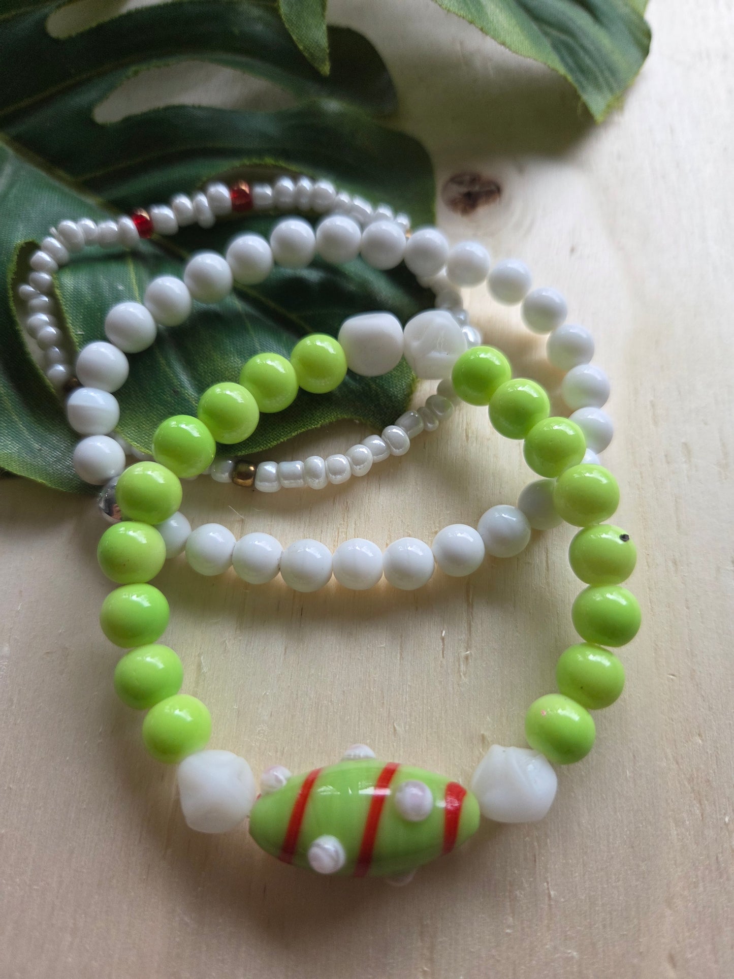Armbänder  3er Set grün/weiß mit schöner Perle