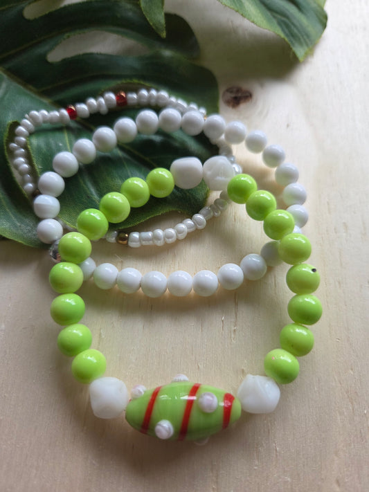 Armbänder  3er Set grün/weiß mit schöner Perle