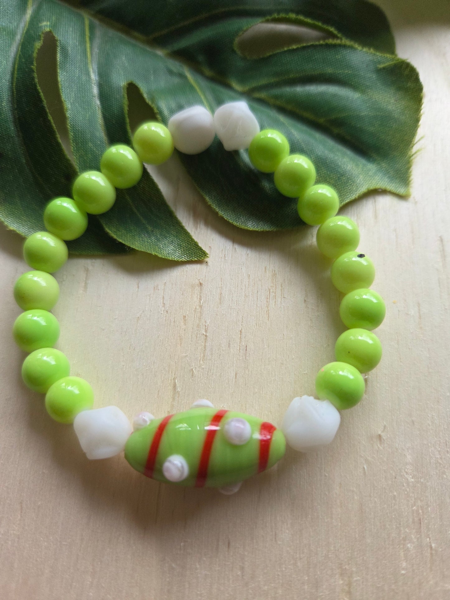 Armbänder  3er Set grün/weiß mit schöner Perle